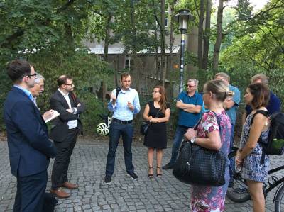 Der Kiezspaziergang beginnt am Weiensee hinter dem Milchhuschen. Mit dabei Dr. Thorsten Khne, Bezirksstadtrat, rechts neben ihm Denise Bittner, Bezirksabgeordnete in der BVV Pankow