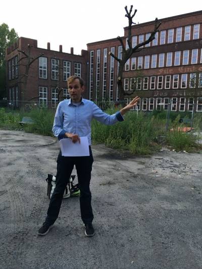 Bezirksstadtrat Dr. Thorsten Khne berichtet von der anstehenden Schulsanierung.