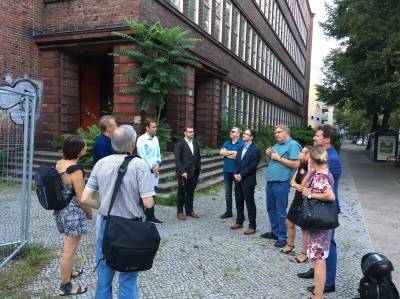 Weiter geht es an der Grundschule am Weiensee, vorne rechts im Bild MdA Dirk Stettner und neben ihm Stefan Blauert, Bezirksabgeordneter in der BVV Pankow