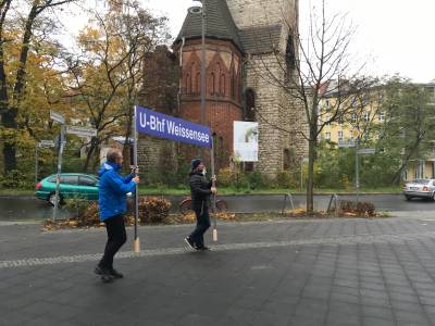 das Schild auf dem Weg ...