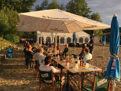 Pandemieabstnde, stehend Alexander Schller, Geschftsfhrer des Strandbads