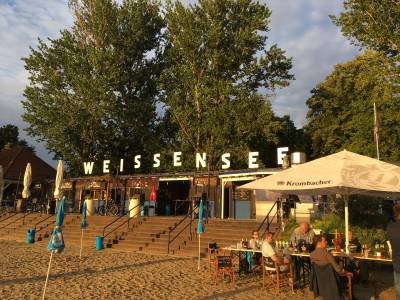 im Strandbad am Abend