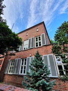 Ein guter Ort zum Heiraten: die Auenstelle des Weienseer Standesamtes in der Amalienstrasse 8 (aktuell als solches leider nicht aktiv),

im ehemaligen  Rektoren-Wohnhaus der weltlichen Volksschule (heute Grundschule),
erbaut im Kontext des Schulbaus von 1929-1931 von R. Mittmann,
Foto Dr. Kersten Schulz