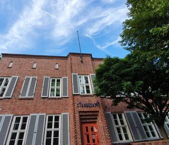 Ein guter Ort zum Heiraten: die Auenstelle des Weienseer Standesamtes in der Amalienstrasse 8 (aktuell als solches leider nicht aktiv),

im ehemaligen  Rektoren-Wohnhaus der weltlichen Volksschule (heute Grundschule),

erbaut im Kontext des Schulbaus von 1929-1931 von R. Mittmann,
Foto Dr. Kersten Schulz