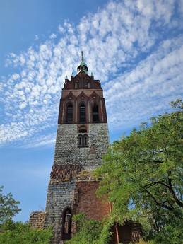 Der Turm der Bethanien-Kirchen-Ruine, mit 65m Hhe den Wolken ein Stck nher....

Erbaut nach Entwrfen von L.v. Tiedemann 1902.
Foto von Dr. Kersten Schulz