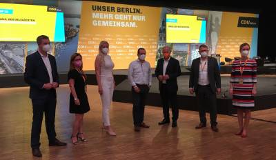 Die Pankower Kandidaten mit dem Landesvorsitzenden (vlnr): Generalsekretr Stefan Evers, Brgermeisterkandidatin und Bezirksverordnete Denise Bittner, Bundestagskandidatin Manuela Anders-Granitzky, Fraktionschef und Spitzenkandidat fr Wahlkreis 1 und stellv. Kreisvorsitzender Johannes Kraft, Landeschef und Brgermeisterkandidat fr Berlin Kai Wegner, stellv. Kreisvorsitzender und Spitzenkandidat fr den Wahlkreis 6 MdA Stephan Lenz und stellv. Landesvorsitzende Dr. Manja Schreiner