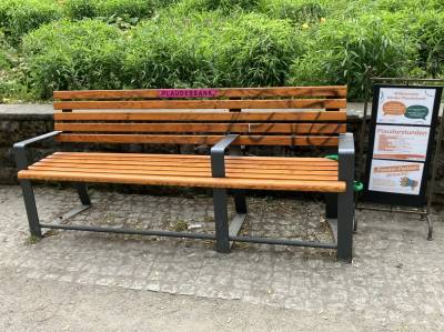 Eine Plauderbank, sitzen und quatschen erwnscht